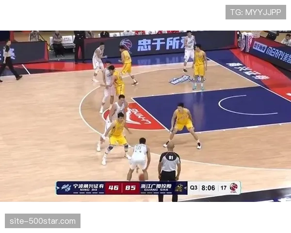 【2026年4月CBA联赛低位防守体系趋势分析·赛中·特写镜头：李炎哲成功防下一对一单打后，替补席杜锋挥拳庆祝