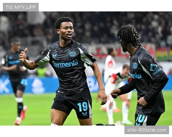 法兰克福防反更讲究“第一脚向前”，直塞+弱侧切入完成冲击